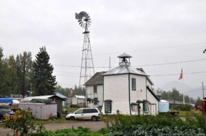 DSC_1810w The town courthouse and water supply.